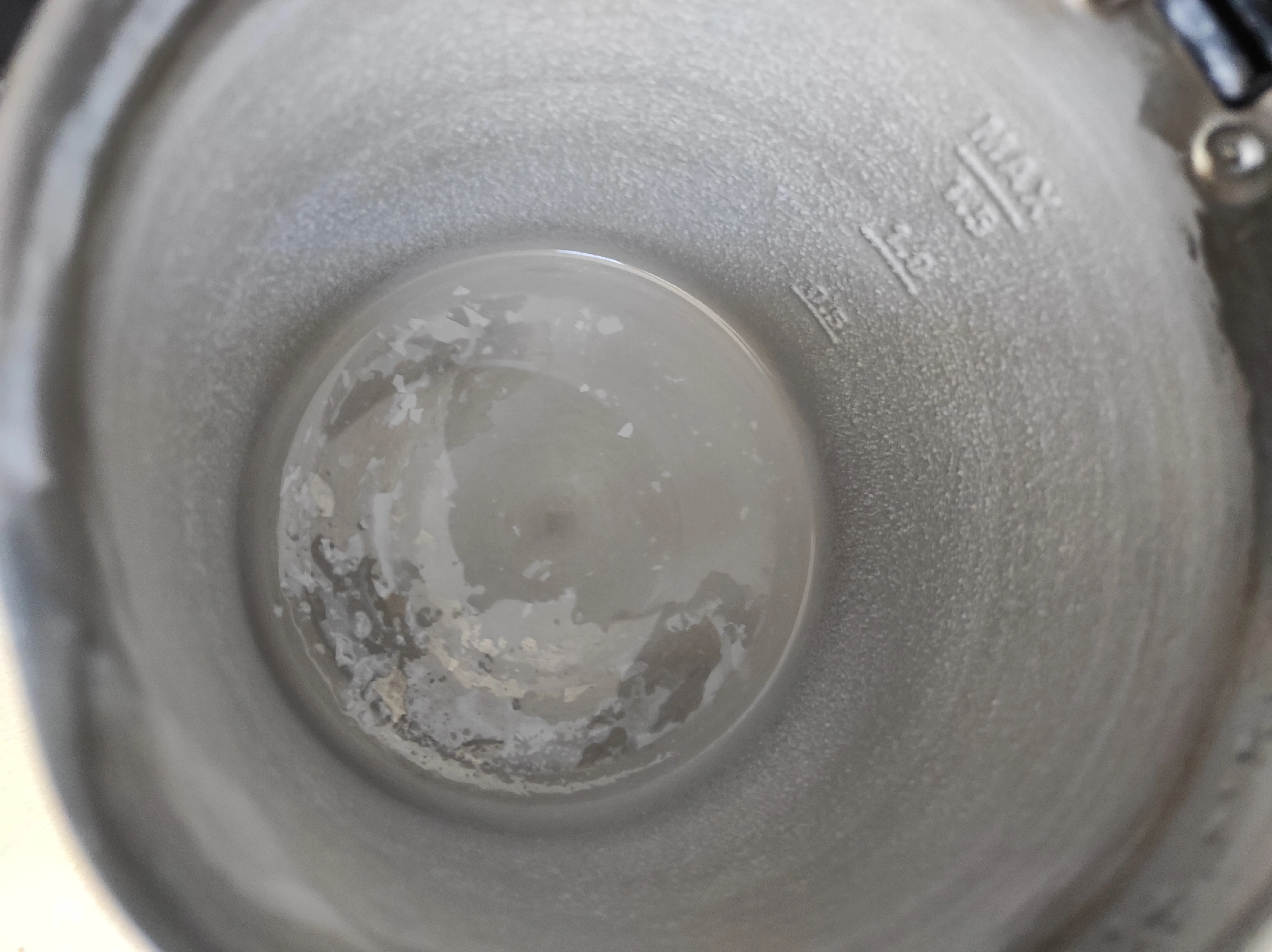Wasserkocher mit Kalkablagerungen